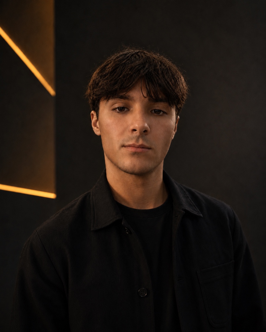 Ritratto di Francesco, designer e co-fondatore di Black Factories